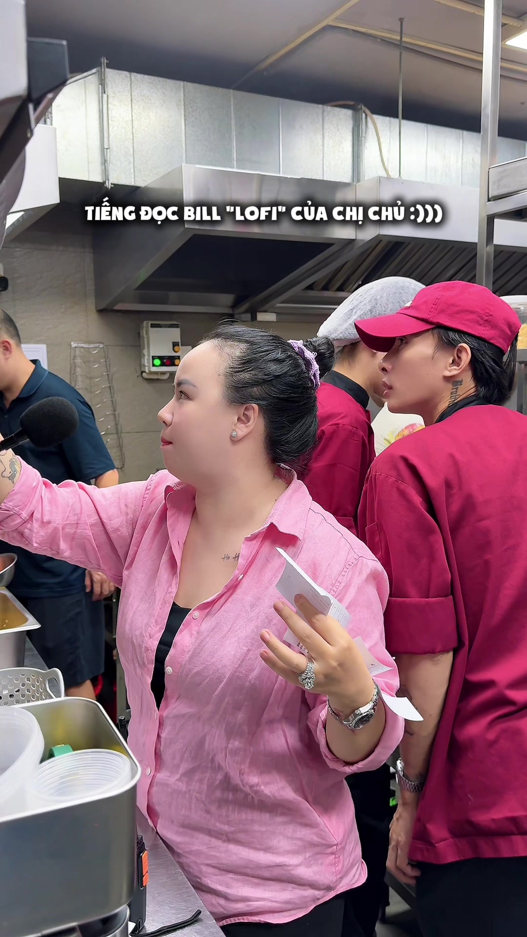 Khách xếp hàng cuối tuần